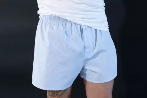 Mand i boxershorts med t-shirt